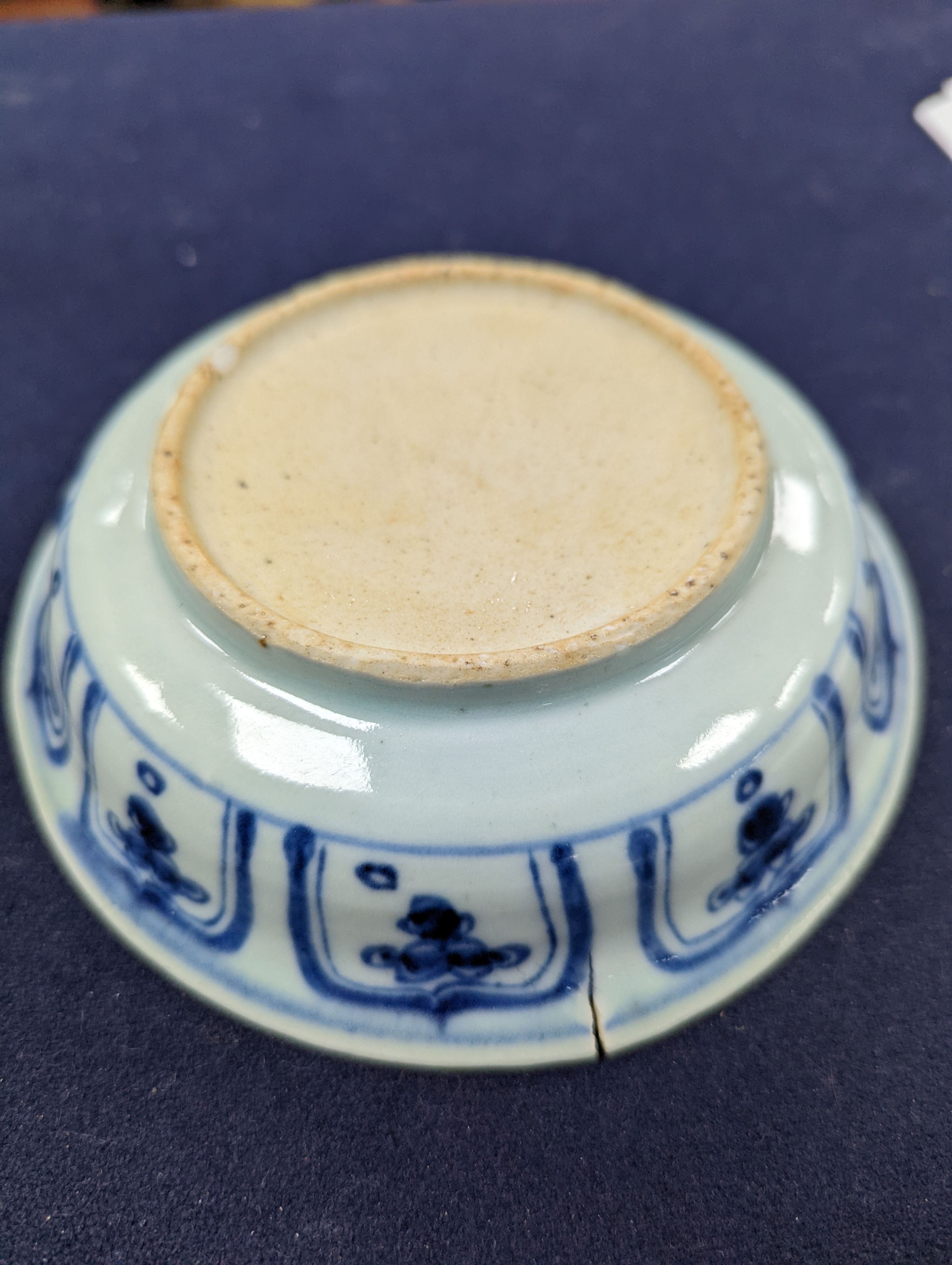 A Chinese blue and white dish, Ming dynasty, 15cm